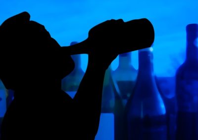 Kogo najczęściej dotyka alkoholizm? Grupy społeczne najbardziej narażone na uzależnienie od alkoholu