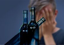 Czym jest delirium alkoholowe? Jak długo trwa i co robić?